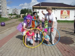 А НАС ВО ДВОРЕ